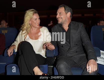 Berlin, Allemagne.17 novembre 2021.Le couple d'acteurs Saskia de Tschaschell et Moritz Bleibtreu viennent à la première de la série "faking Hitler" au Palais du film de Delphes.(À dpa 'Bleibtreu avec la petite amie de Tschaschell à 'Faking Hitler' première') Credit: Jörg Carstensen/dpa/Alay Live News Banque D'Images