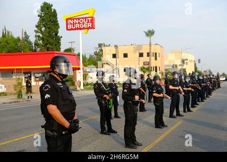 Tujunga, CA, États-Unis.31 août 2020.Des policiers du département de police de Los Angeles se tiennent sur Foothill Blvd. Entre deux groupes opposés après plusieurs altercations.Un rassemblement hebdomadaire pro-Trump a été rencontré par des manifestants opposés.Crédit : Rise Images/Alamy Banque D'Images