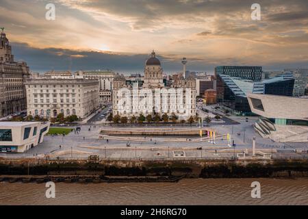 Vue rapprochée aérienne de la tour du Royal Liver Building à Liverpool Banque D'Images
