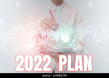 Écriture du texte affiché 2022 Plan.Mot écrit sur des idées stimulantes objectifs pour la nouvelle année motivation pour commencer Lady en uniforme en utilisant le futuriste Mobile Banque D'Images
