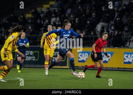 Hoffenheim, Allemagne.17 novembre 2021.Dietmar-Hopp-Stadion le groupe de la Ligue des champions de l'UEFA Womens a disputé la première partie du match de football entre le TSG 1899 Hoffenheim et le FC Barcelone à Dietmar-Hopp-Stadion à Hoffenheim, en Allemagne.Dana Rösiger/ SPP crédit: SPP Sport presse photo./Alamy Live News Banque D'Images