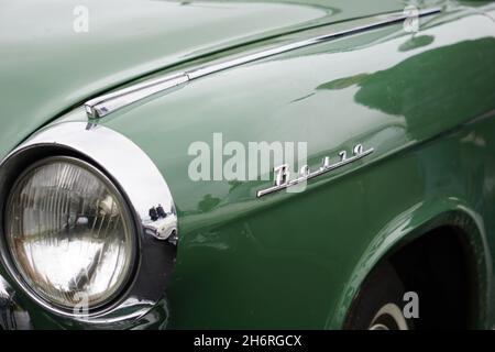 Nijni Novgorod Russie St.Gorky 24, 10.13.2021.Voiture rétro Volga, usine automobile de Gorky.Voiture avec le logo de la marque de voiture sur le capot. Banque D'Images