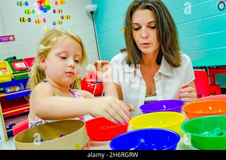 Un professeur de maternelle aide un élève à trier les formes colorées en bols colorés, le 13 août 2012, à Columbus, Mississippi.(Photo de Carmen K. Sisson Banque D'Images