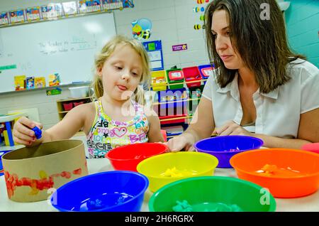 Un professeur de maternelle aide un élève à trier les formes colorées en bols colorés, le 13 août 2012, à Columbus, Mississippi.(Photo de Carmen K. Sisso Banque D'Images