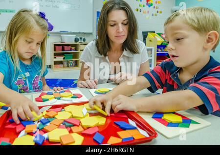 Un professeur de maternelle aide les élèves à égaler les formes et les couleurs, le 13 août 2012, à Columbus, Mississippi. Banque D'Images