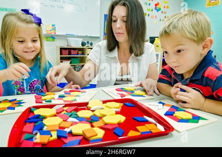 Un professeur de maternelle aide les élèves à égaler les formes et les couleurs, le 13 août 2012, à Columbus, Mississippi. Banque D'Images