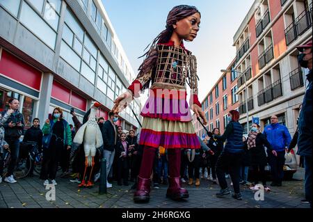 Little Amal vu commencer à marcher devant le théâtre accompagné d'un magasin de marionnettes.Amar, un nouveau centre culturel dans le centre de la Haye a organisé dans le cadre de son 'Open Festival', la visite de la marionnette géante 'Little Amal',Une jeune fille réfugiée syrienne de neuf ans et de plus de 11 mètres de haut au théâtre 'de Vaillant', connu pour sa diversité culturelle, et dans le but d'accroître la participation culturelle de tous les résidents de la Haye.De là, le petit Amal accompagné d'enfants a marché et joué autour du quartier. Banque D'Images