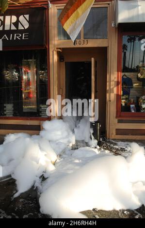 La mousse de lutte contre le feu coule sur le trottoir après application à un feu de structure sur University Avenue, à San Diego, Californie Banque D'Images