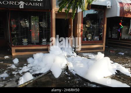 La mousse de lutte contre le feu coule sur le trottoir après application à un feu de structure sur University Avenue, à San Diego, Californie Banque D'Images