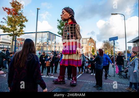 La marionnette géante vue entourée de gens de tous âges.Amare, un nouveau centre culturel dans le centre de la Haye, a organisé dans le cadre de son « Open Festival », la visite de la marionnette géante « Little Amal », une jeune fille réfugiée syrienne de neuf ans et plus de 11 mètres de haut au théâtre « de Vaillant »,Connue pour sa diversité culturelle et dans le but d'accroître la participation culturelle de tous les habitants de la Haye.De là, le petit Amal accompagné d'enfants a marché et joué autour du quartier.(Photo par Ana Fernandez/SOPA Images/Sipa USA) Banque D'Images