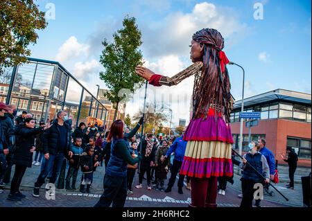 Little Amal a été acclamé pendant que les enfants la regardent.Amare, un nouveau centre culturel au centre de la Haye, a organisé dans le cadre de son « Open Festival », la visite de la marionnette géante « Little Amal », une jeune fille réfugiée syrienne de neuf ans et plus de 11 mètres de haut au théâtre « de Vaillant »,Connue pour sa diversité culturelle et dans le but d'accroître la participation culturelle de tous les habitants de la Haye.De là, le petit Amal accompagné d'enfants a marché et joué autour du quartier.(Photo par Ana Fernandez/SOPA Images/Sipa USA) Banque D'Images