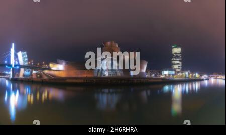 le musée gugenheim de bibao est panoramique la nuit de l'autre côté de la rivière Banque D'Images