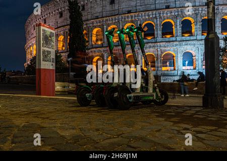 ROME ITALIE, 17 novembre 2021.Scooters électriques garés devant le colisée romain illuminés la nuit.Credit: amer ghazzal / Alamy Live News Banque D'Images