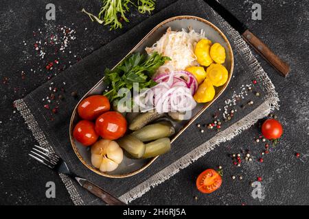 Assortiment de cornichons aux légumes sur une assiette. Banque D'Images