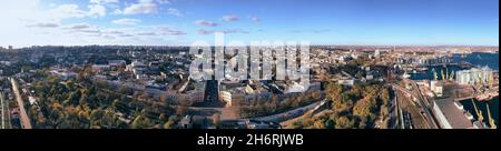 Panorama d'automne le paysage de la ville avec les escaliers de Potemkin, port de mer et Primorsky Boulevard à Odessa Ukraine.Images de drone, heures d'or. Banque D'Images