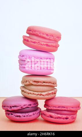 Gros plan vertical de bonbons typiques de macarons français sur fond blanc Banque D'Images