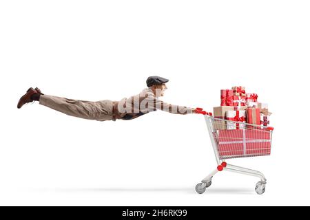 Homme âgé tenant un chariot avec des cadeaux et volant isolé sur fond blanc Banque D'Images