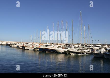 Vue sur les yachts et les voiliers amarrés dans la marina d'Alassio port de la Riviera de Ponente en été, Alassio, Savona, Ligurie, Italie Banque D'Images