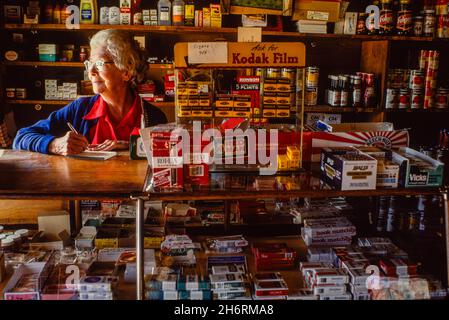 Femme âgée travaillant dans un magasin de campagne sur la route au Colorado Banque D'Images