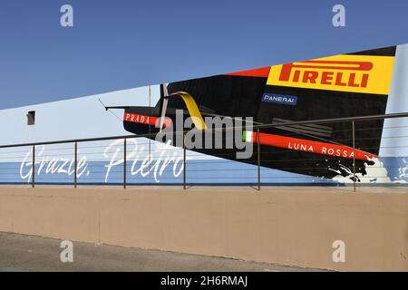 Détail de la fresque dédiée à l'équipe de voile Luna Rossa Prada Pirelli sur le mur du quai dans le port touristique d'Alassio, Savona, Ligurie Banque D'Images