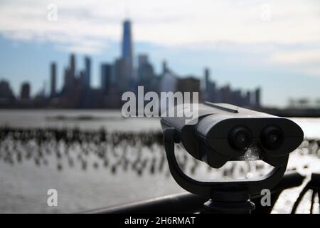 Les jumelles qui pointent vers le centre-ville de New York de l'autre côté de la rivière dans la ville de Jersey Banque D'Images