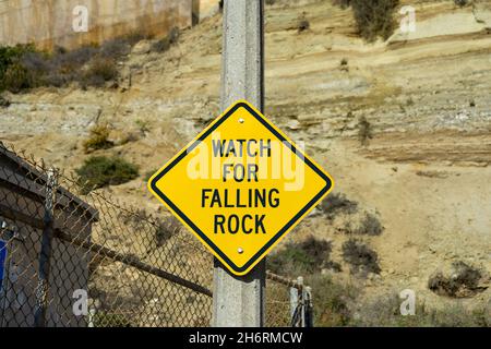 Attention au panneau de signalisation routière indiquant une chute de roche Banque D'Images