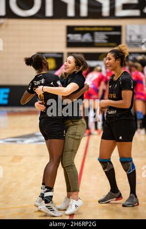 Issy-les-Moulineaux, France, 17 novembre 2021, Aminata Cissokho de Paris 92, Alice Mazens de Paris 92 et Mabana Ma Fofana de Paris 92 célèbrent la victoire après le championnat de France féminin, Ligue Butagaz Energie, match de handball entre Paris 92 et Mérignac le 17 novembre,2021 au Palais des Sports Robert Charpentier à Issy-les-Moulineaux, France - photo Melanie Laurent / A2M Sport Consulting / DPPI Banque D'Images