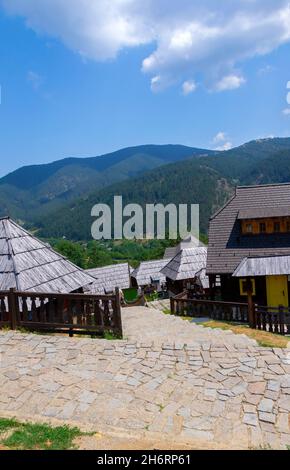 ETNO ville en bois 'Mecavnik' sur la montagne de Tara, Serbie - images Banque D'Images