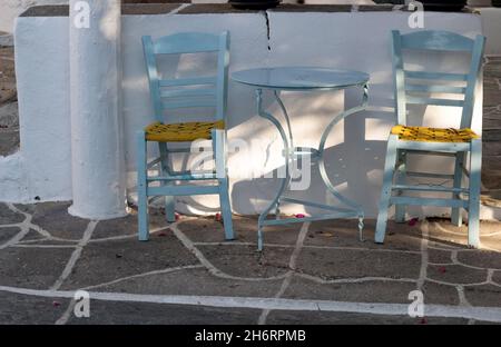 Belle île de Folegandros, Grèce.Tables et chaises de taverne traditionnelles sur la place du village.Scène grecque typique.Vue en mode paysage. Banque D'Images