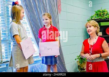 Un professeur enseigne aux élèves de deuxième année comment donner et recevoir des compliments à une école primaire, le 21 août 2012, à Columbus, Mississippi. Banque D'Images