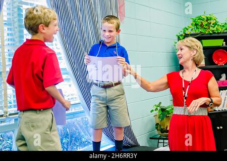 Un professeur enseigne aux élèves de deuxième année comment donner et recevoir des compliments à une école primaire, le 21 août 2012, à Columbus, Mississippi. Banque D'Images