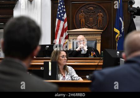 Kenosha, Wisconsin, États-Unis.17 novembre 2021.Le juge Bruce Schroeder écoute en tant que procureurs argumentant des articles qui pourraient être considérés pour une maltraitance au palais de justice du comté de Kenosha, dans le Wisconsin, le mercredi 17 novembre 2021.(Credit image: © Sean Krajacic/The Kenosha News-POOL via ZUMA Press Wire) Banque D'Images