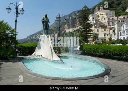 Statue de Flavio Gioia l'inventeur possible de la boussole du marin dans la ville d'Amalfi sur la côte italienne d'Amalfi Banque D'Images