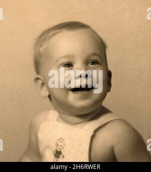 1946 CA, USA : le célèbre acteur transvestite américain et disco Drag Reine chanteur DIVIN ( né Harris Glenn Milstead , 1945 - 1988 ) quand était un jeune garçon de 1 ans.Photographe inconnu .- HISTOIRE - FOTO STORICHE - LGBT - LGBTQ - GAY - Homosexualité - Homosexual - Omosessualità - Omosessuale - TRAVESTITO - TRANSGENRE - IMPERSONATEUR féminin - ATTORE - FILM - CINÉMA - CANTANTE - MUSICA - DISCO MUSIQUE - persalitalità da bambian - personnalité bgiambini daPersonnalités quand était jeune - INFANZIA - ENFANT - ENFANTS - ENFANCE - sourire sorriso --- ARCHIVIO GBB Banque D'Images