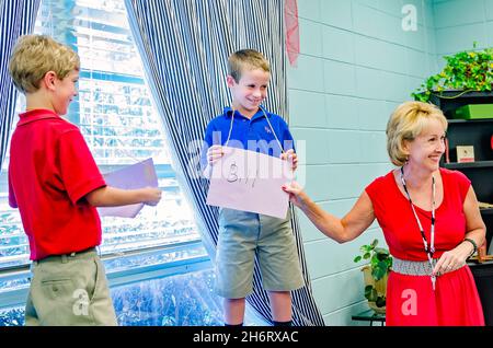 Un professeur enseigne aux élèves de deuxième année comment donner et recevoir des compliments à une école primaire, le 21 août 2012, à Columbus, Mississippi. Banque D'Images