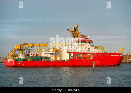 Sir RRS David Attenborough arrivant à Portsmouth, Royaume-Uni le 17/11/2021 pour charger du carburant d'aviation avant de s'embarquer pour son premier voyage en Antarctique. Banque D'Images