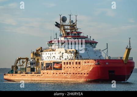 Sir RRS David Attenborough arrivant à Portsmouth, Royaume-Uni le 17/11/2021 pour charger du carburant d'aviation avant de s'embarquer pour son premier voyage en Antarctique. Banque D'Images