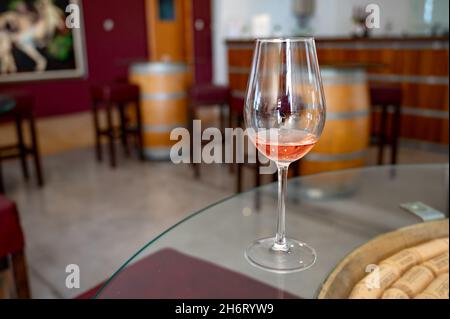 Industrie viticole de l'île de Chypre, dégustation de vin sec rose sur un ancien domaine situé sur les pentes sud de la chaîne de montagnes de Troodos. Banque D'Images