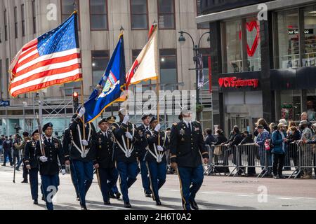 11 novembre 2021 défilé de la fête des anciens combattants sur la Cinquième Avenue à New York, États-Unis Banque D'Images