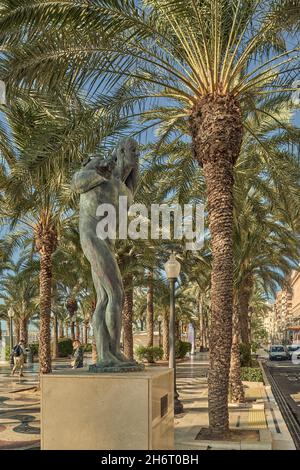 Homme / femme, représentation figurative d'Adam et Eve comme origine de l'humanité.Auteur, Juan Bordes Caballero, Paseo de la Explanada à Alicante Banque D'Images