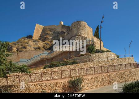 Alaquant, province d'Alicante, costa blanca, Espagne.Vue depuis le port de plaisance du château de Santa Bárbara. Banque D'Images