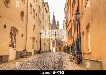 Paysage urbain - vue sur une rue médiévale près de l'église Saint-Martin de Cologne, Rhénanie-du-Nord-Westphalie, Allemagne Banque D'Images