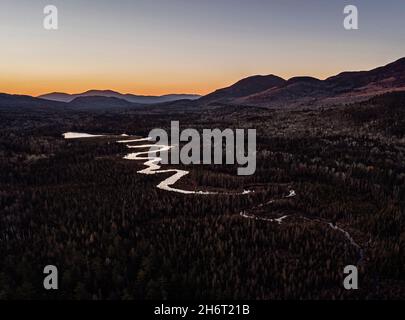 le ruisseau serpente à travers la vallée au coucher du soleil au nord des bois du maine Banque D'Images