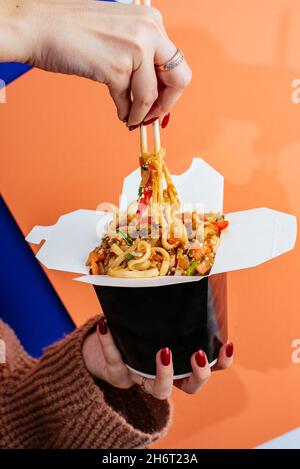 nouilles de riz chinoises avec poulet et légumes dans une boîte à emporter Banque D'Images