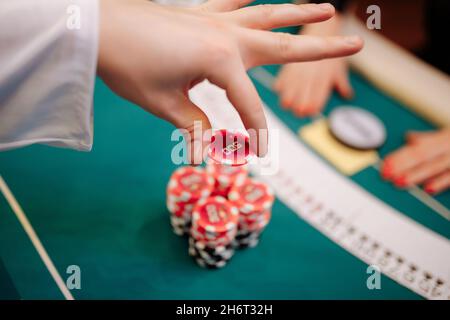 Le joueur fait un pari sur le casino. Banque D'Images