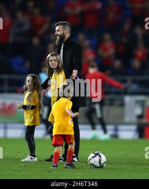 Cardiff, Royaume-Uni.16 novembre 2021.Joe Ledley, le joueur de football gallois sur le terrain avec ses enfants à mi-temps après qu'il a annoncé qu'il se retirait du football.Qualification à la coupe du monde de la FIFA, groupe E, pays de Galles v Belgique au stade de Cardiff à Cardiff, pays de Galles du Sud, le mardi 16 novembre 2021.Usage éditorial seulement. photo par Andrew Orchard/Andrew Orchard sports Photography/Alay Live News crédit: Andrew Orchard sports Photography/Alay Live News Banque D'Images