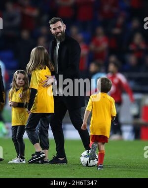 Cardiff, Royaume-Uni.16 novembre 2021.Joe Ledley, le joueur de football gallois sur le terrain avec ses enfants à mi-temps après qu'il a annoncé qu'il se retirait du football.Qualification à la coupe du monde de la FIFA, groupe E, pays de Galles v Belgique au stade de Cardiff à Cardiff, pays de Galles du Sud, le mardi 16 novembre 2021.Usage éditorial seulement. photo par Andrew Orchard/Andrew Orchard sports Photography/Alay Live News crédit: Andrew Orchard sports Photography/Alay Live News Banque D'Images