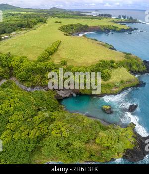 Vue aérienne de la piscine la plus spectaculaire de Maui est, Waioka Pond, également connu sous le nom de venus Pool, un joyau caché le long de la côte sauvage juste après Hana Tow Banque D'Images