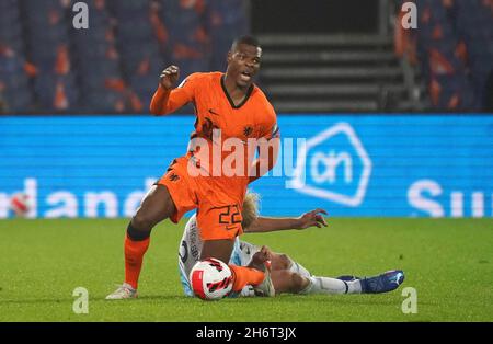 Rotterdam, pays-Bas, 17 novembre 2021, Denzel Dumfries des pays-Bas en action lors de la coupe du monde de la Fifa Qatar 2022 qualification Round pays-Bas contre Norvège le 17 novembre 2021 au stade de Kuip à Rotterdam, pays-Bas Foto: SCS/Soenar Chamid/AFLO (PAYS-BAS OUT) Banque D'Images