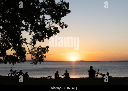 Coucher de soleil sur la rivière Guaíba à Porto Alegre, Brésil Banque D'Images